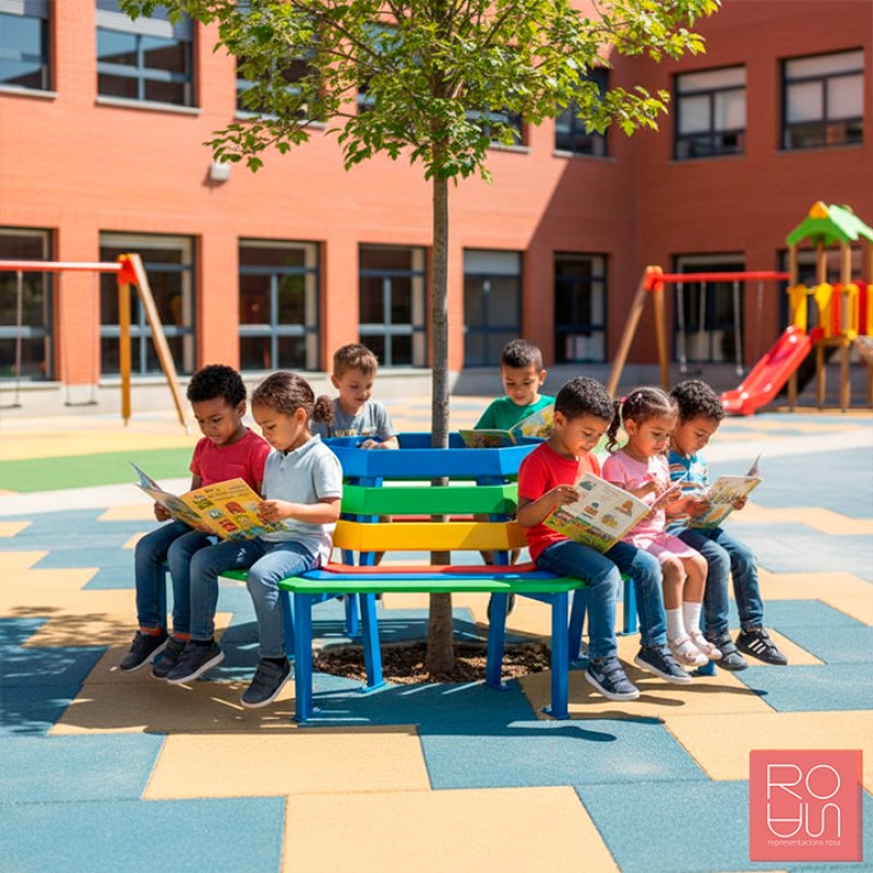Banc infantil al voltant de l'arbre Silaos